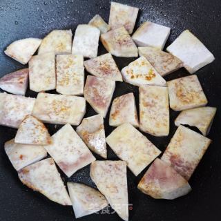 五花肉喷鼻煎喷鼻芋的做法步调：6
