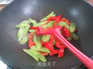 白椒莴笋炒魔芋结的做法步调：4