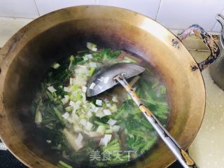 鸭血豆腐青菜汤的做法步调：7