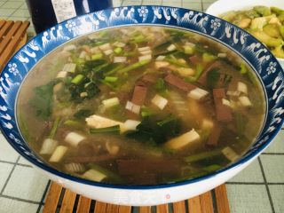 鸭血豆腐青菜汤的做法步调：8