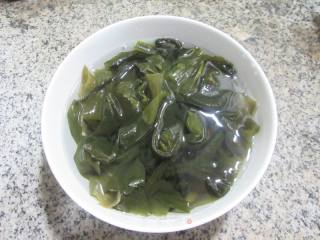 鸡蛋裙带菜炒魔芋结的做法步调：2
