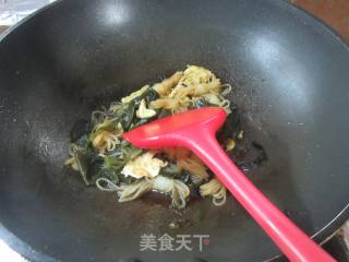 鸡蛋裙带菜炒魔芋结的做法步调：8