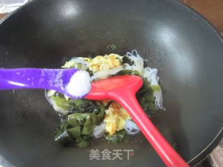 鸡蛋裙带菜炒魔芋结的做法步调：7