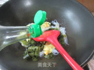 鸡蛋裙带菜炒魔芋结的做法步调：6