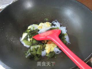 鸡蛋裙带菜炒魔芋结的做法步调：5