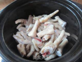 鸡爪魔芋丝煲的做法步调：4