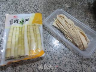 千张条炒家山笋的做法步调：1