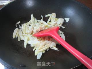 千张条炒家山笋的做法步调：5