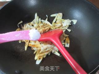 千张条炒家山笋的做法步调：8