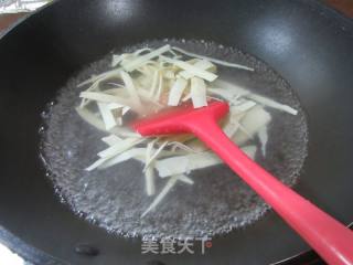 千张条炒家山笋的做法步调：4