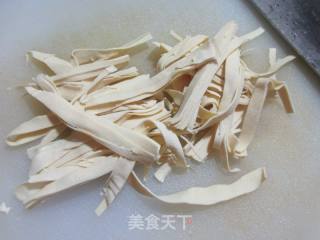 千张条炒家山笋的做法步调：3