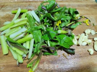 北瓜炒菜苔的做法步调：2