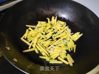 北瓜炒菜苔的做法步调：3
