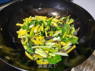 北瓜炒菜苔的做法步调：4