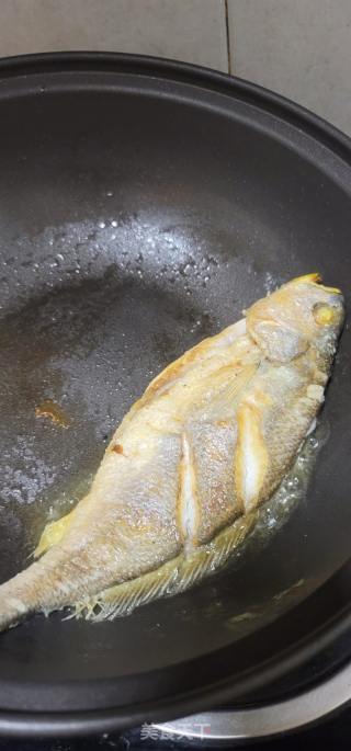 酸菜烧黄花鱼的做法步调：5