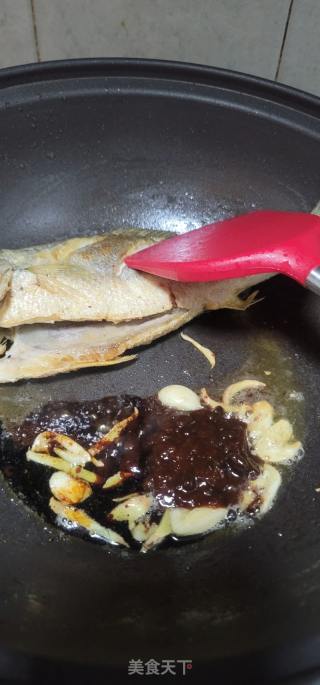 酸菜烧黄花鱼的做法步调：7