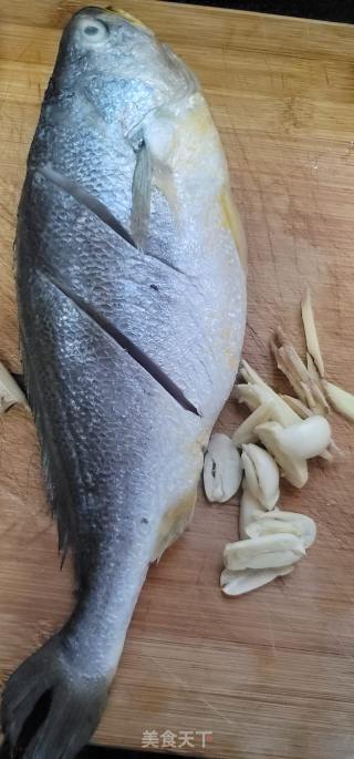 酸菜烧黄花鱼的做法步调：1