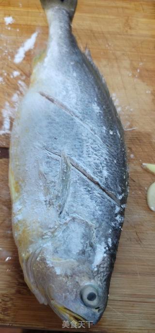 酸菜烧黄花鱼的做法步调：3