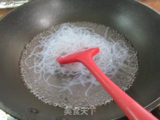 喷鼻干利剑菜芯炒魔芋结的做法步调：3