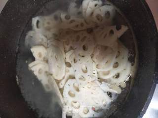 凉拌藕片的做法步调：2