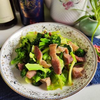 五花肉炒西兰花的做法步调：11