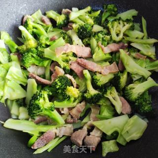五花肉炒西兰花的做法步调：9