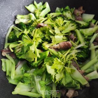 五花肉炒西兰花的做法步调：8