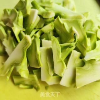 五花肉炒西兰花的做法步调：2