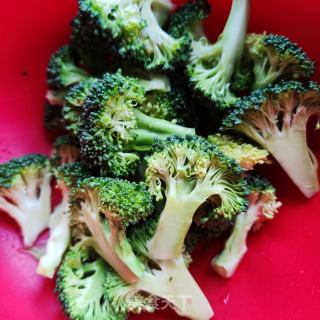 五花肉炒西兰花的做法步调：3