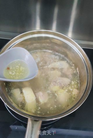 心蘑鸡汤的做法步调：5