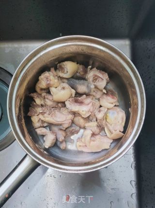心蘑鸡汤的做法步调：6