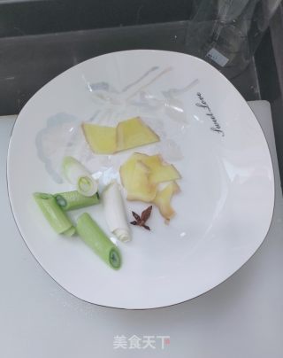 心蘑鸡汤的做法步调：2