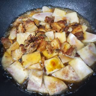 五花肉焖喷鼻芋的做法步调：6