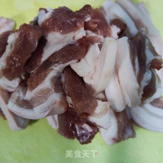 五花肉焖喷鼻芋的做法步调：2