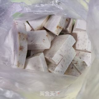 五花肉焖喷鼻芋的做法步调：1