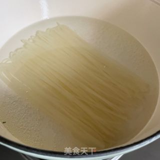 煎蛋螺蛳粉的做法步调：2