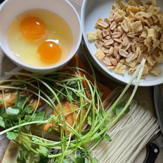 煎蛋螺蛳粉的做法步调：1