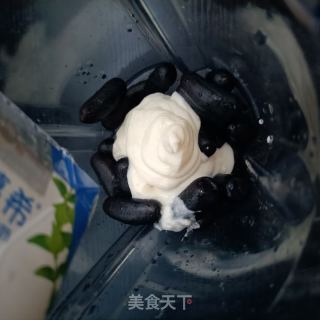 蓝宝石葡萄奶昔的做法步调：4