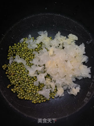 银耳百开绿豆的做法步调：4