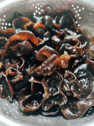 木耳炒肉的做法步调：1