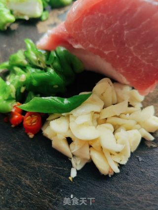 木耳炒肉的做法步调：2