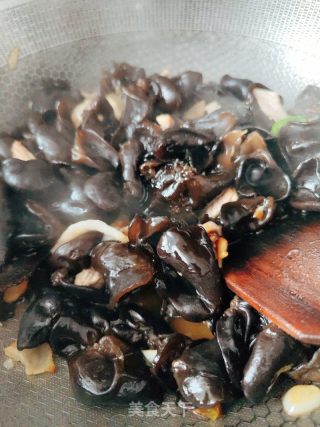 木耳炒肉的做法步调：10