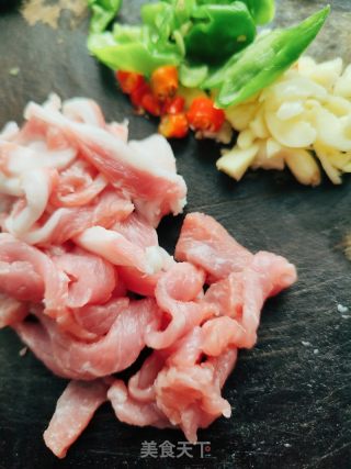 木耳炒肉的做法步调：3