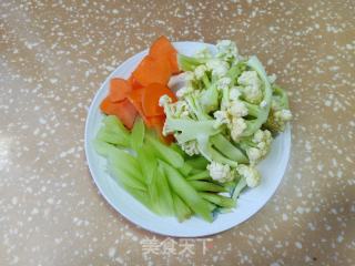 凉拌莴笋花菜胡萝卜的做法步调：1
