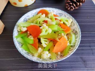 凉拌莴笋花菜胡萝卜的做法步调：4