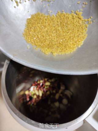 五谷小米芝麻糊的做法步调：3