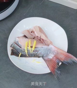 糖醋鱼尾的做法步调：1
