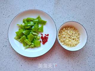 青椒焖虾的做法步调：2