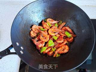 青椒焖虾的做法步调：9