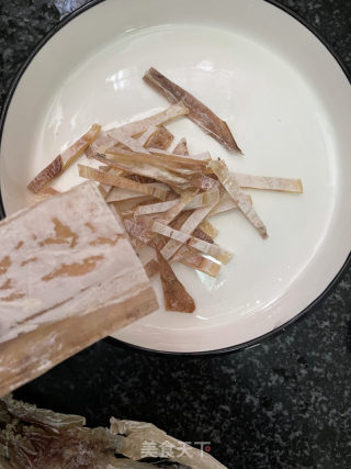 利剑萝卜煲干鱿鱼的做法步调：2